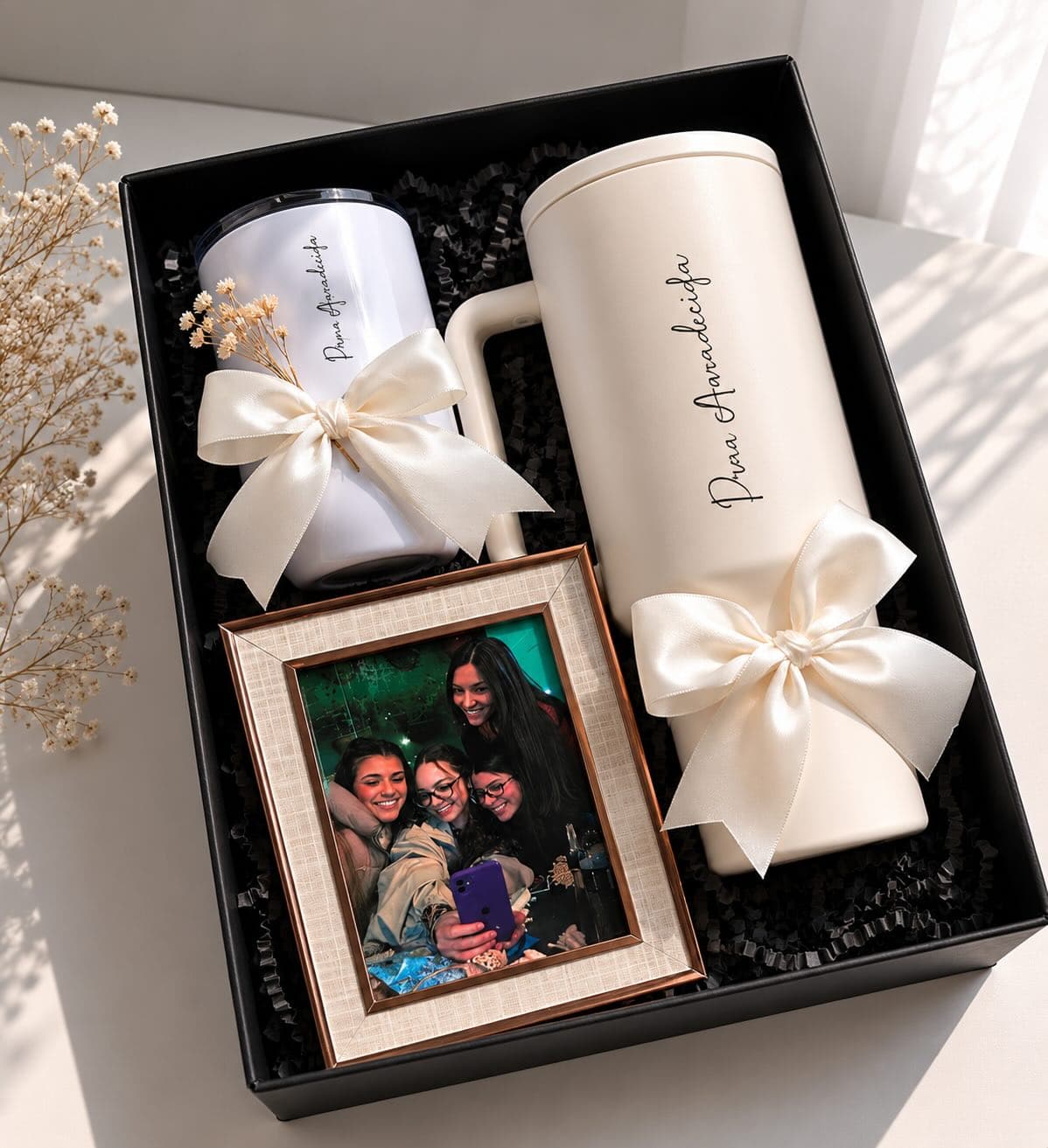 Kit de copos térmicos personalizados com laço e porta-retrato em box preto.
